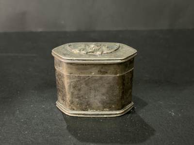 海外回流精品专场 - 法国回流晚清民国银制烟膏盒（尺寸：4.5cmX3.7cm，52.2g，有底款，不确定含银量）