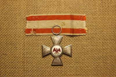 2026.3.14德系主题拍卖 - 四级红鹰勋章，银质、陶瓷彩绘，珠宝商私人订制产品，无厂标、银标，机测实际含银量91%，轻微佩戴痕迹，结构无损