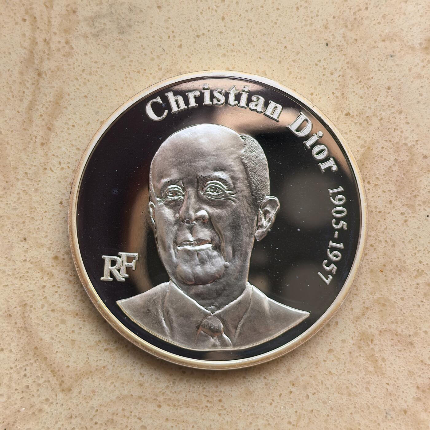 道一币馆币章第一百六十八场 原盒证 法国2007年知名品牌迪奥创始人逝世50周年1.5欧元精制银币  22.2g  900s  3000