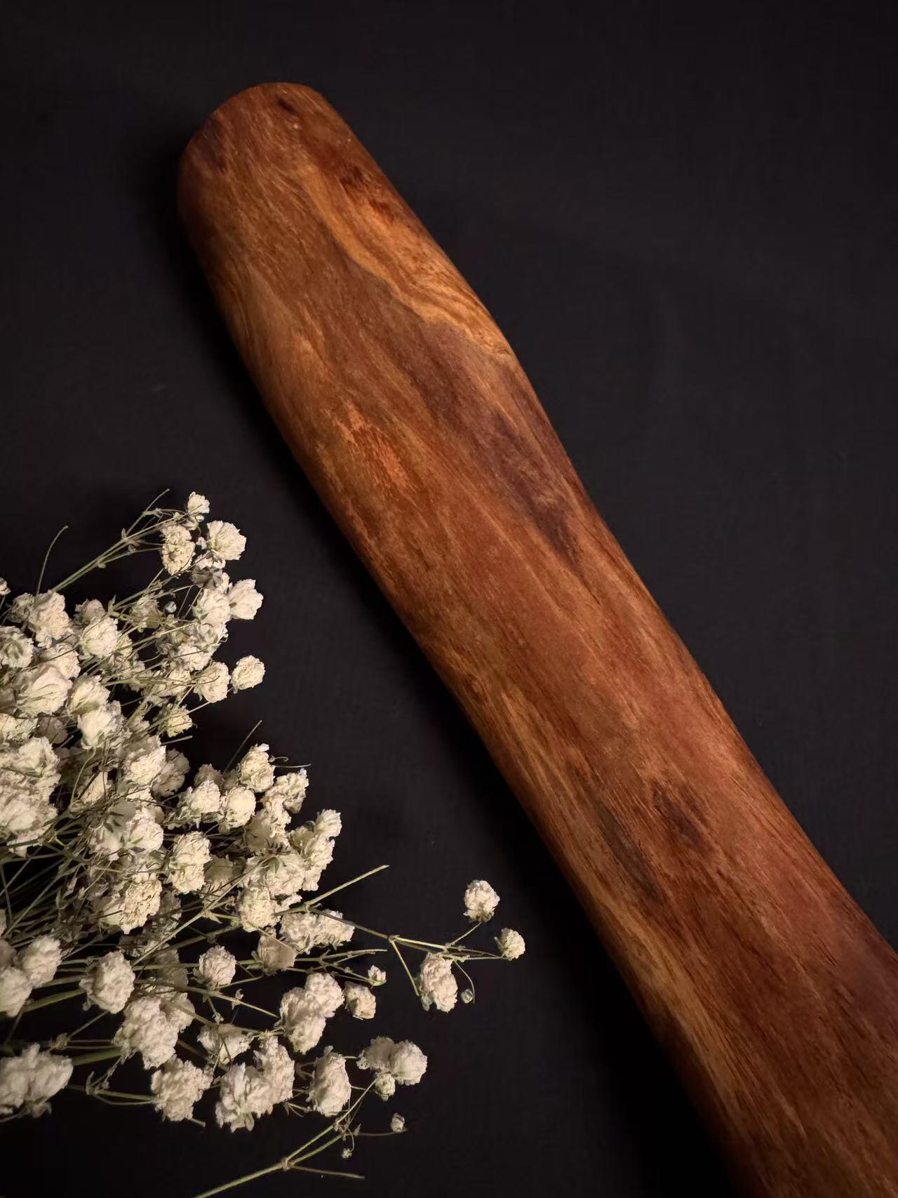 零元拍：NO.21终于在节前收到这批送出去加工的海南黄花梨随型把玩棍横财，这也许就是玩木头的乐趣吧，每一个花纹都独一无二，是自然与匠心的完美邂逅。 它保留了木材最本真的曲线，每一处起伏都像是时光在木头上留下的指纹。尺寸：490/50/55MM