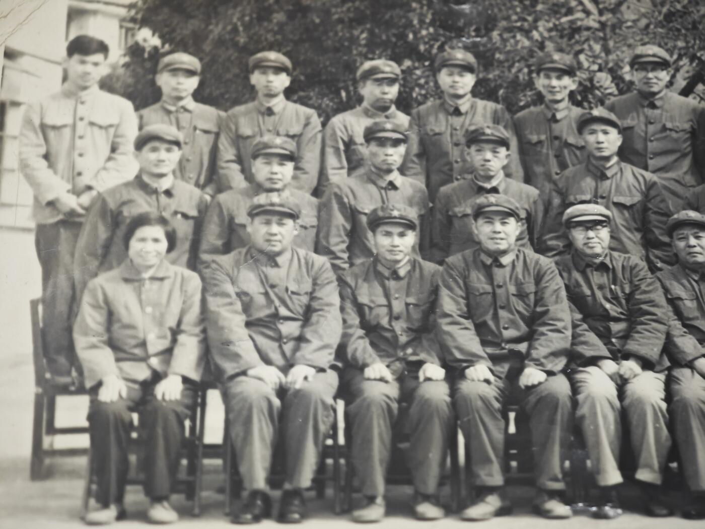 橙子收藏第五期 河池军分区第一政委会议合影  这张珍贵的黑白合影拍摄于1982年10月，记录了广西河池军分区第一政委会议的重要瞬间，是改革开放初期中国边疆地区军政建设与军民团结的生动见证