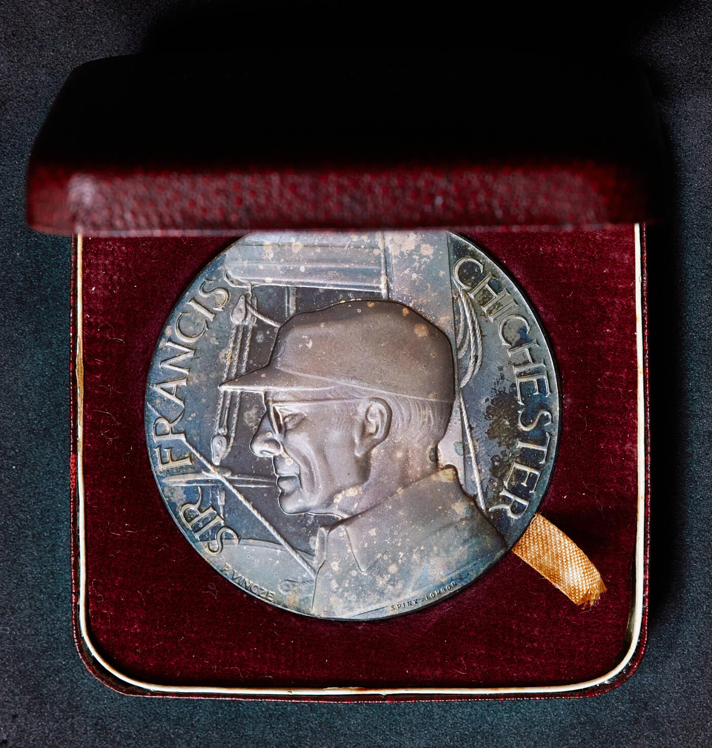 【俄甄集藏】2026年(049)03-18星期三 晚 19:30 全场包邮 英国1967年纪念弗朗西斯·奇切斯特爵士环球航行大银章，原盒证，五彩酱彩老包浆，直径：57mm，重量：75.2克，发行量：1000枚，稀少品种