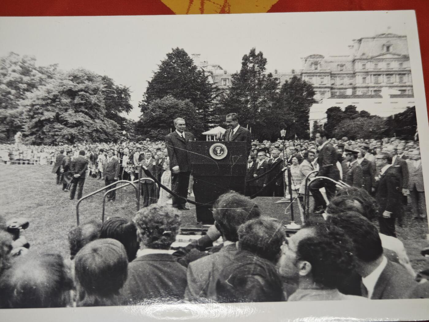 橙子收藏第五期 1973年美苏首脑会晤老照片组 完整记录了1973年6月苏联领导人列昂尼德·勃列日涅夫访问美国，与美国总统理查德·尼克松在华盛顿及戴维营举行高层会晤的全过程，是冷战“缓和”时期美苏关系的核心视觉见证。