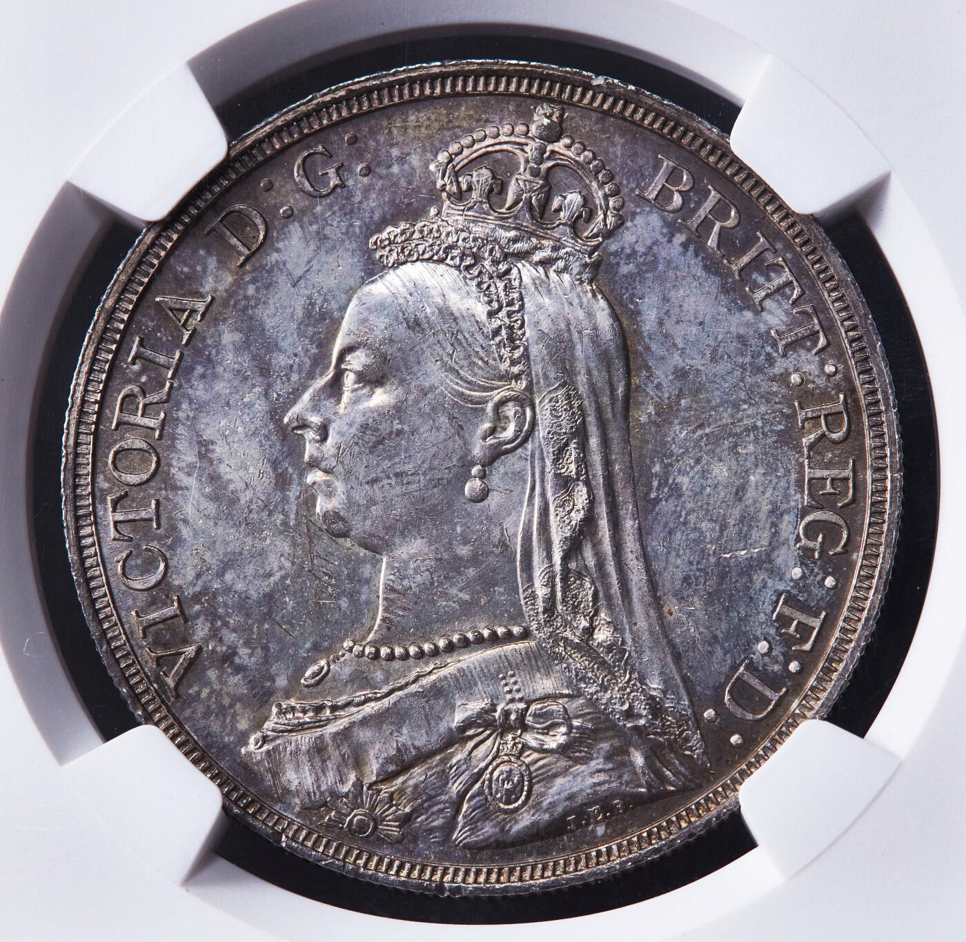 【俄甄集藏】2026年(049)03-18星期三 晚 19:30 全场包邮 英国1887年维多利亚高冠马剑1克朗大银币，NGC MS62，紫罗兰原味酱彩老包浆，原光品相，名誉品种