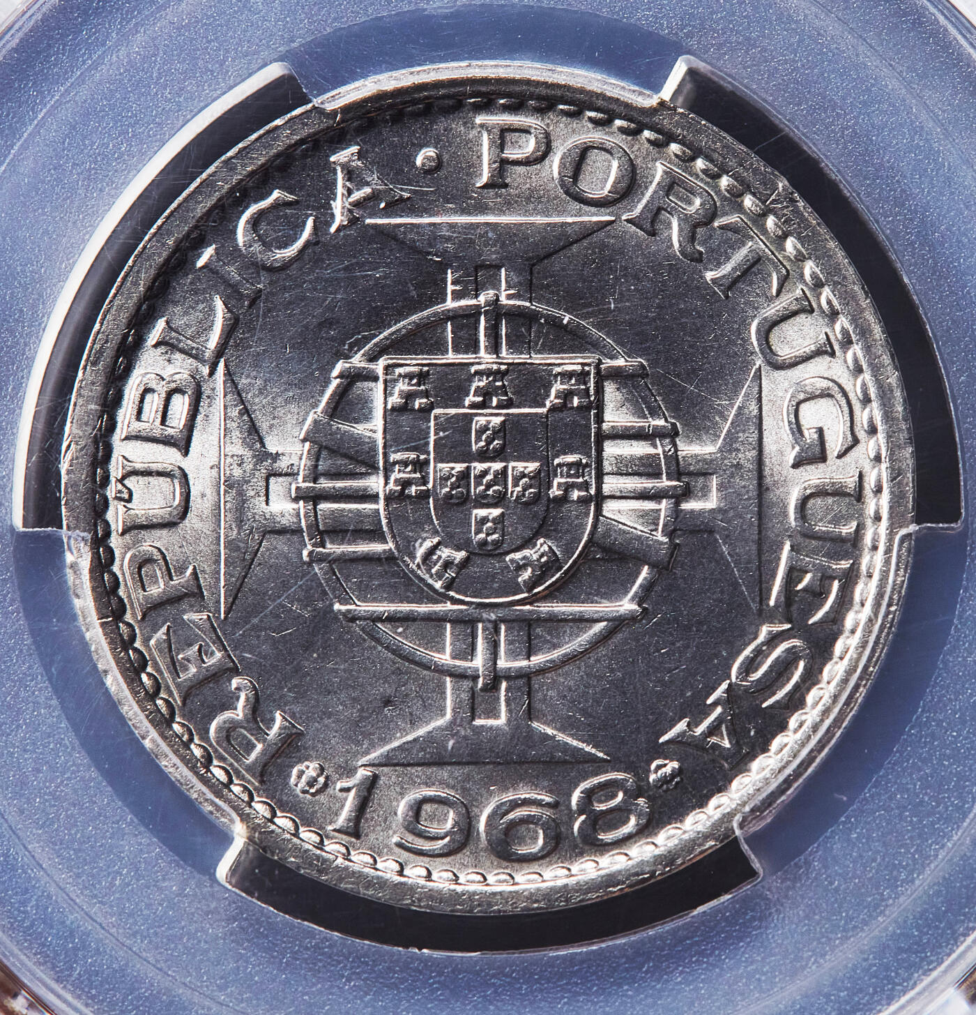 【俄甄集藏】2026年(049)03-18星期三 晚 19:30 全场包邮 葡属澳门1968年1元镍币、1982年寿字伍毫铜币2枚一组，PCGS MS64/UNCD，原光品相