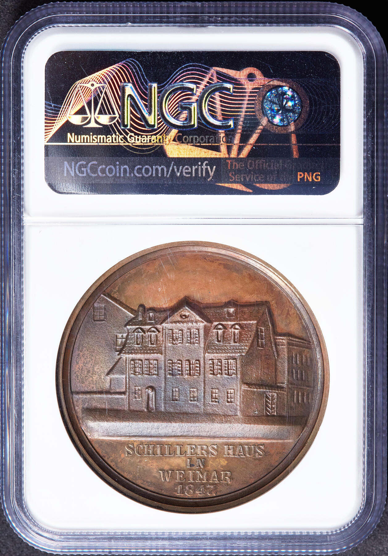 【俄甄集藏】2026年(049)03-18星期三 晚 19:30 全场包邮 德国1847年纪念古典文学家弗里德里希·席勒故居大铜章，NGC MS63，巧克力包浆，高浮雕，雕刻家法基留斯作品，直径42mm