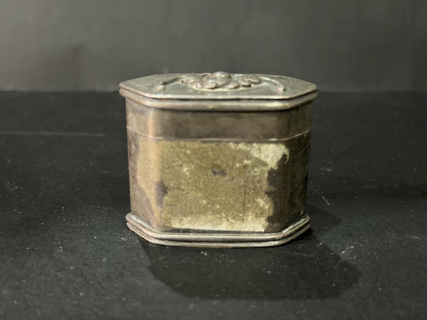 海外回流精品专场 法国回流晚清民国银制烟膏盒（尺寸：4.5cmX3.7cm，52.2g，有底款，不确定含银量）