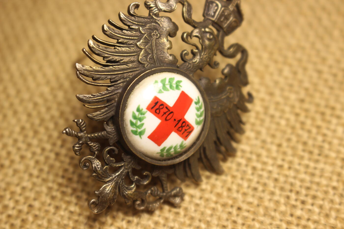 2026.3.14德系主题拍卖 普法战争红十字会纪念胸章，珠宝商私人订制产品，陶瓷彩绘，背盖打800银标Lot14，机测背盖含银量81%，章体其余部分为铜质，近库存品相