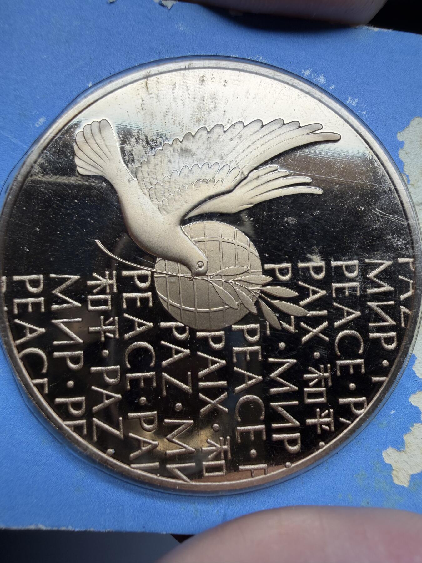 2026年集古藏今外币拍卖第三期-第2场—（总第312拍），可以寄存60天，满160元包邮。 1973年五种文字书写和平纪念章