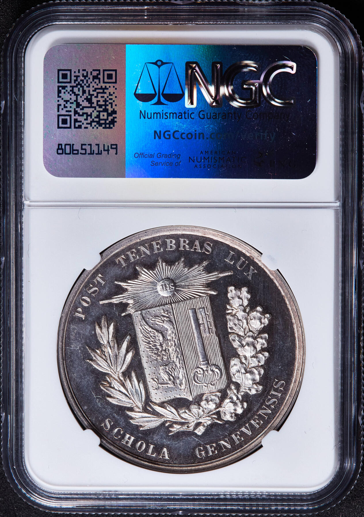 【俄甄集藏】2026年(049)03-18星期三 晚 19:30 全场包邮 瑞士19世纪日内瓦学院银质奖章，NGC MS64，高浮雕，原味包浆，类精制底板，沉思的学者与“黑暗之后是光明”的拉丁文格言遥相呼应，设计精美