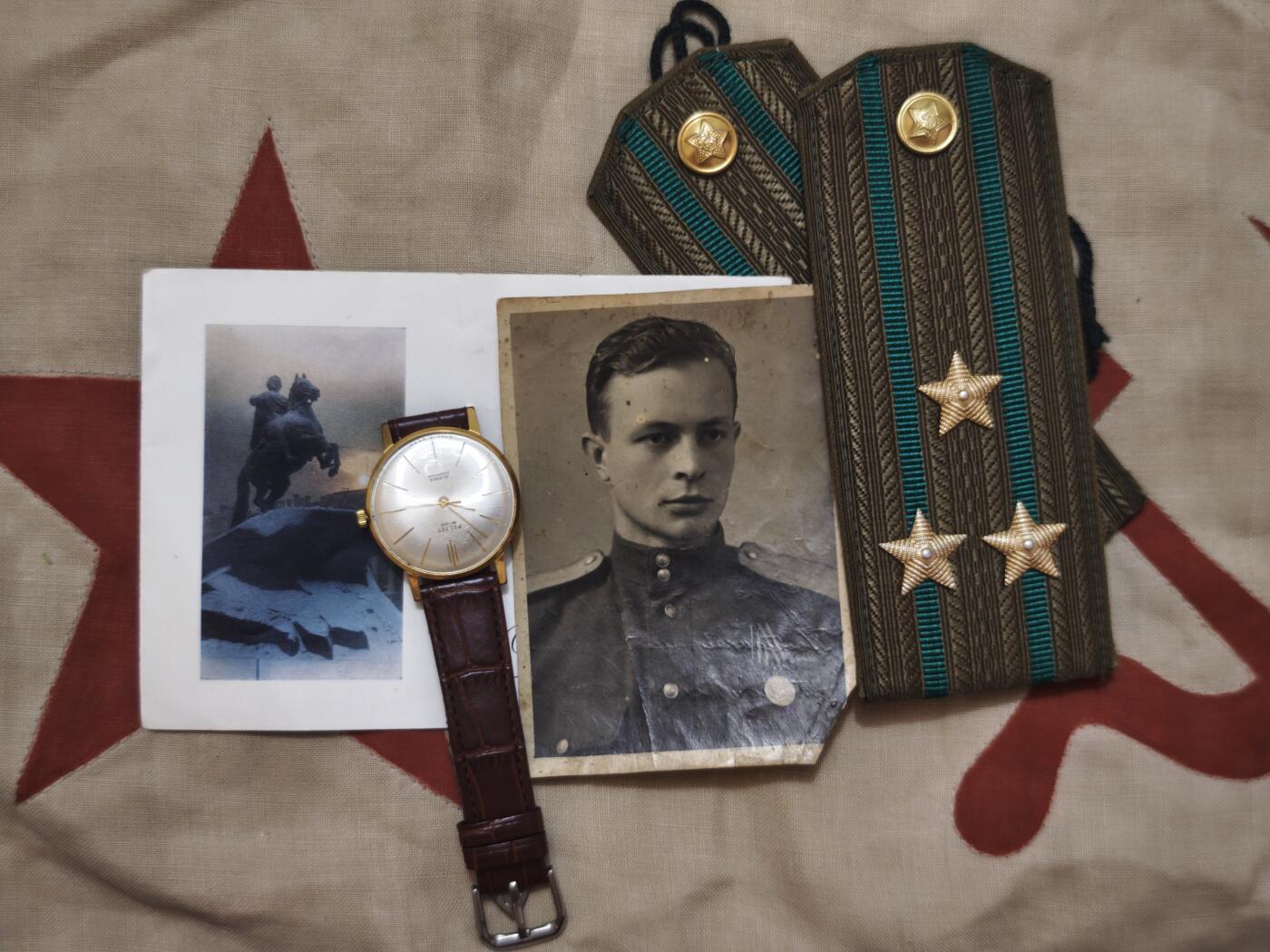橙子收藏第五期 (鸽）一套苏联克格勃上校克鲁普诺夫·尼古拉·雅科夫列维奇的个人遗物组，中央发金表+上校肩章+克格勃贺卡+青年照片。是研究苏联情报与边防军事历史的珍贵实物档案