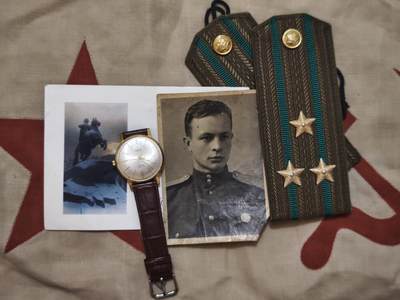 橙子收藏第五期 - (鸽）一套苏联克格勃上校克鲁普诺夫·尼古拉·雅科夫列维奇的个人遗物组，中央发金表+上校肩章+克格勃贺卡+青年照片。是研究苏联情报与边防军事历史的珍贵实物档案