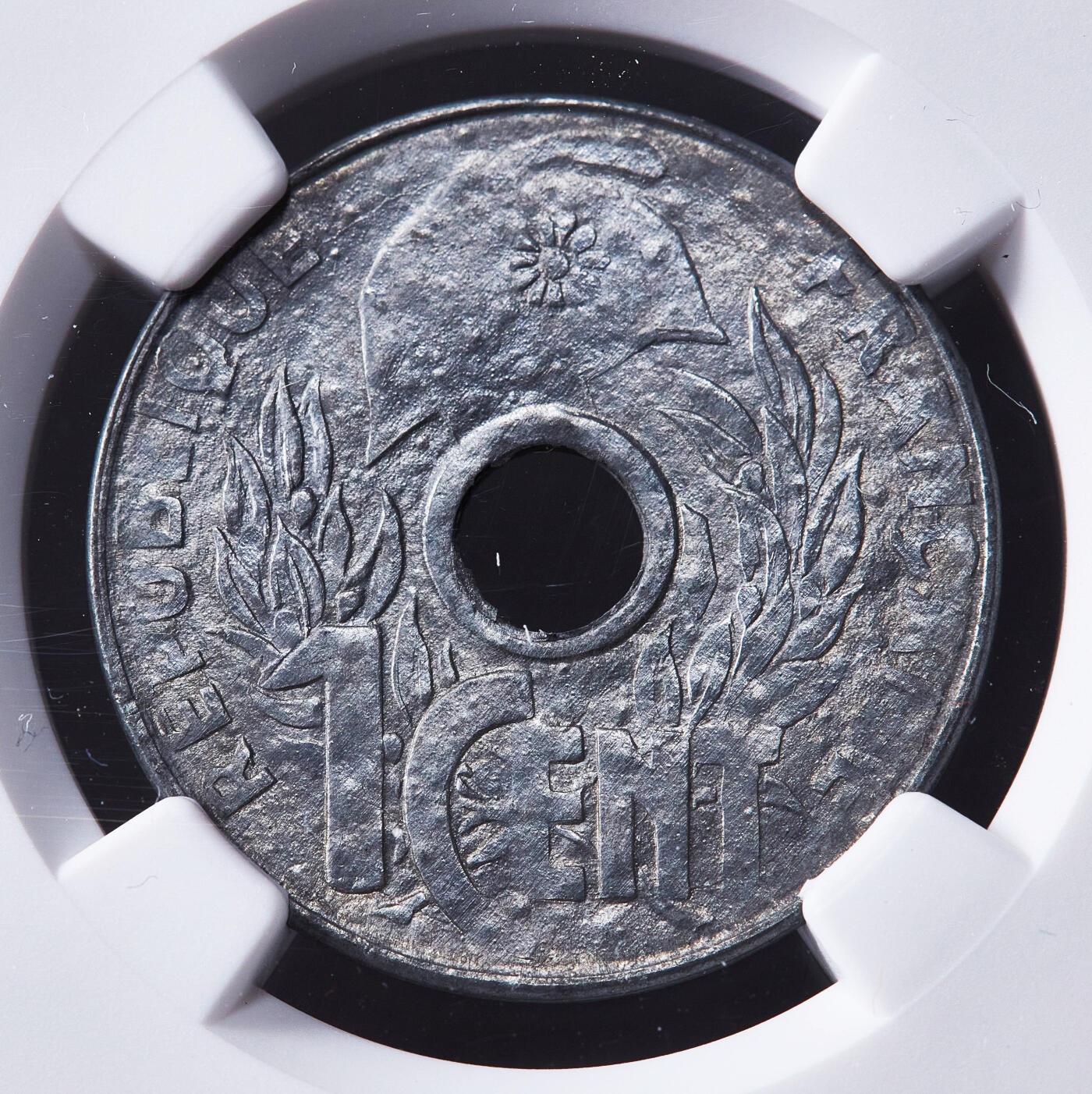 【俄甄集藏】2026年(049)03-18星期三 晚 19:30 全场包邮 法属印度支那1941年帽圈版中孔1分锌币，NGC MS63，原光品相，MS状态难得