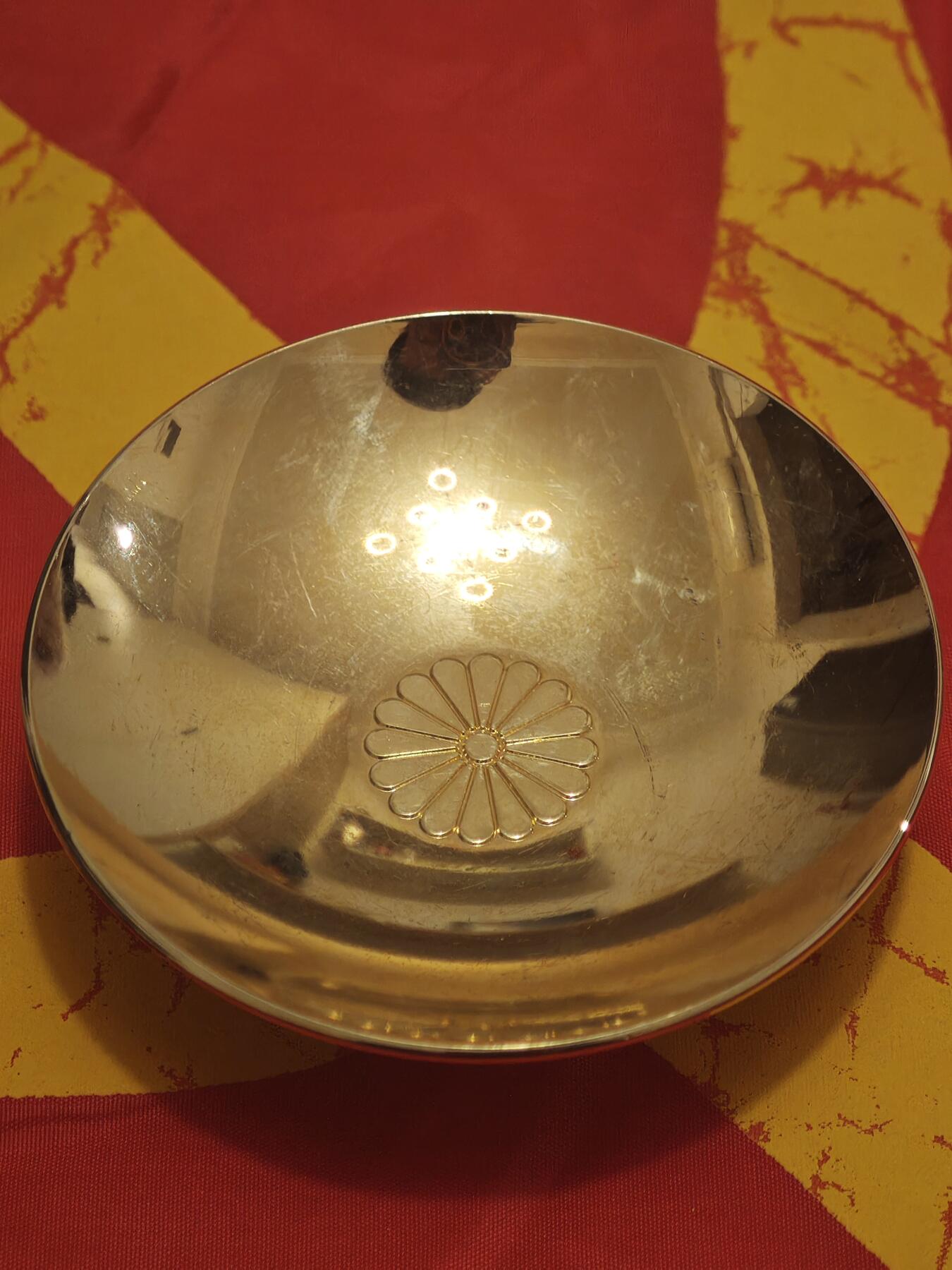 橙子收藏第五期 日本皇室家纹（十六瓣八重表菊纹）的24K镀金酒盏，是近代日本礼仪与工艺文化的典型器物