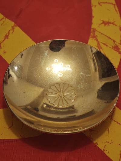 橙子收藏第五期 - 日本皇室家纹（十六瓣八重表菊纹）的24K镀金酒盏，是近代日本礼仪与工艺文化的典型器物