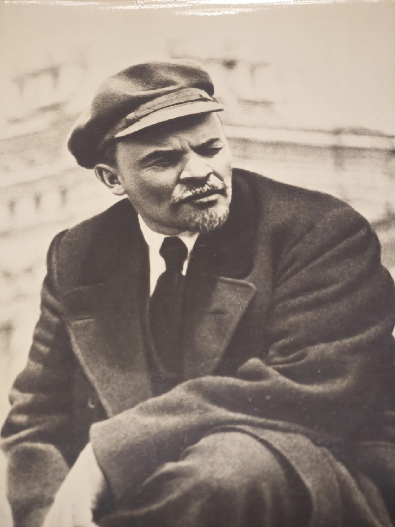 橙子收藏第五期 列宁在1919年全俄军训日阅兵式老照片，定格了无产阶级革命领袖弗拉基米尔·伊里奇·列宁在苏俄内战关键时期的重要瞬间，是研究早期苏维埃历史的珍贵视觉史料。