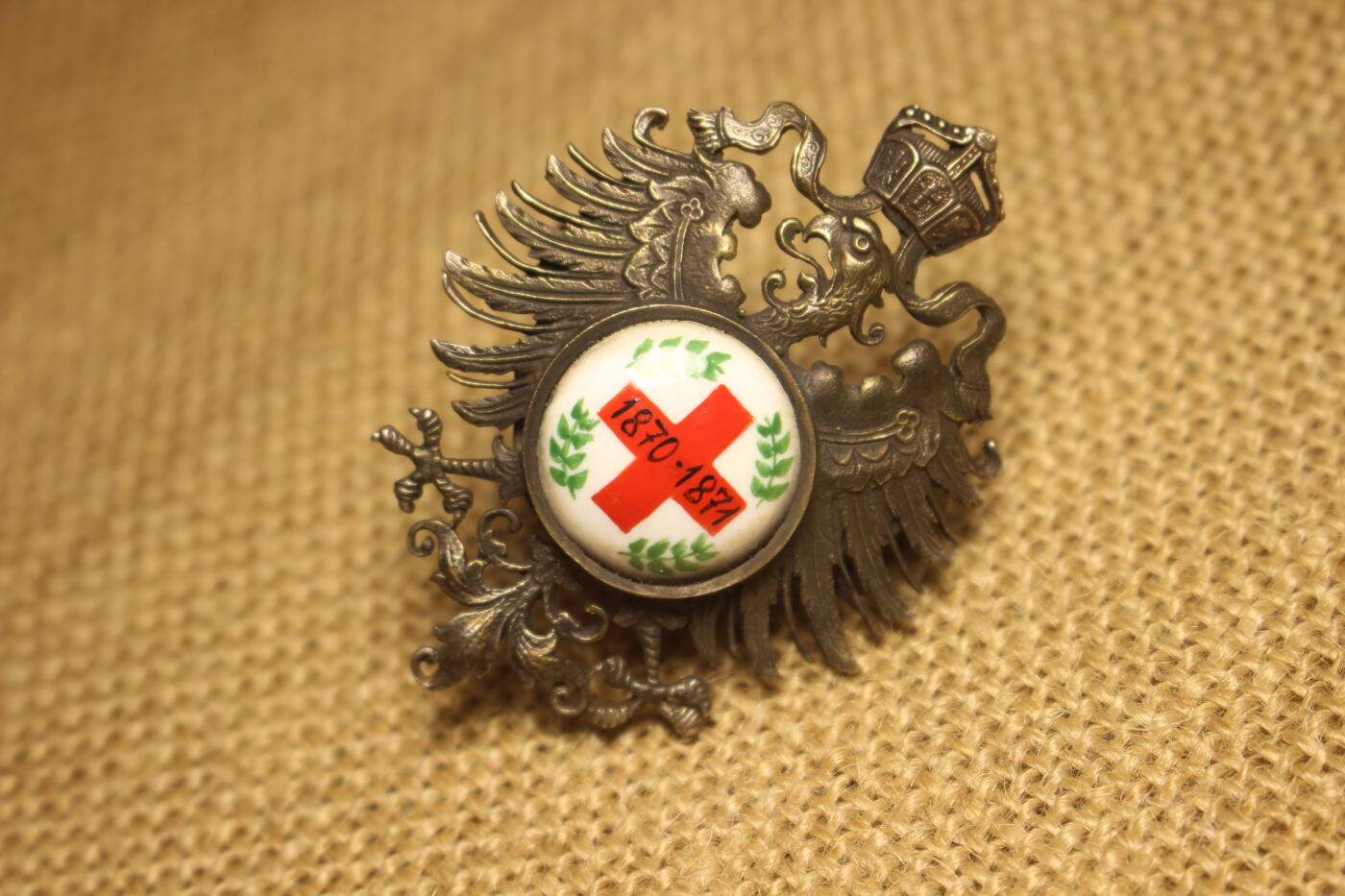 2026.3.14德系主题拍卖 普法战争红十字会纪念胸章，珠宝商私人订制产品，陶瓷彩绘，背盖打800银标Lot14，机测背盖含银量81%，章体其余部分为铜质，近库存品相