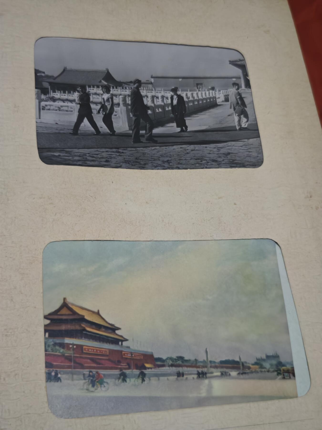 橙子收藏第五期 1956年苏联亚裔农业专家摄影家国庆访华老照片相册  (一百多张，看视频）)   这本1956年的俄文精装相册《Альбом》，是苏联中亚亚裔友人В.Н. 多胡纳耶夫于中苏友好蜜月期，以国庆短期访问视角留下的北京，上海等纪实影像集，是新中国成立初期国庆风貌与中苏民间友好交流的珍贵视觉见证。