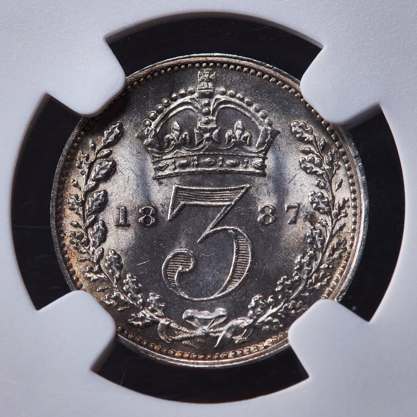 【俄甄集藏】2026年(049)03-18星期三 晚 19:30 全场包邮 英国1887年维多利亚高冠3便士银币，NGC MS62，黄油五彩转光品相