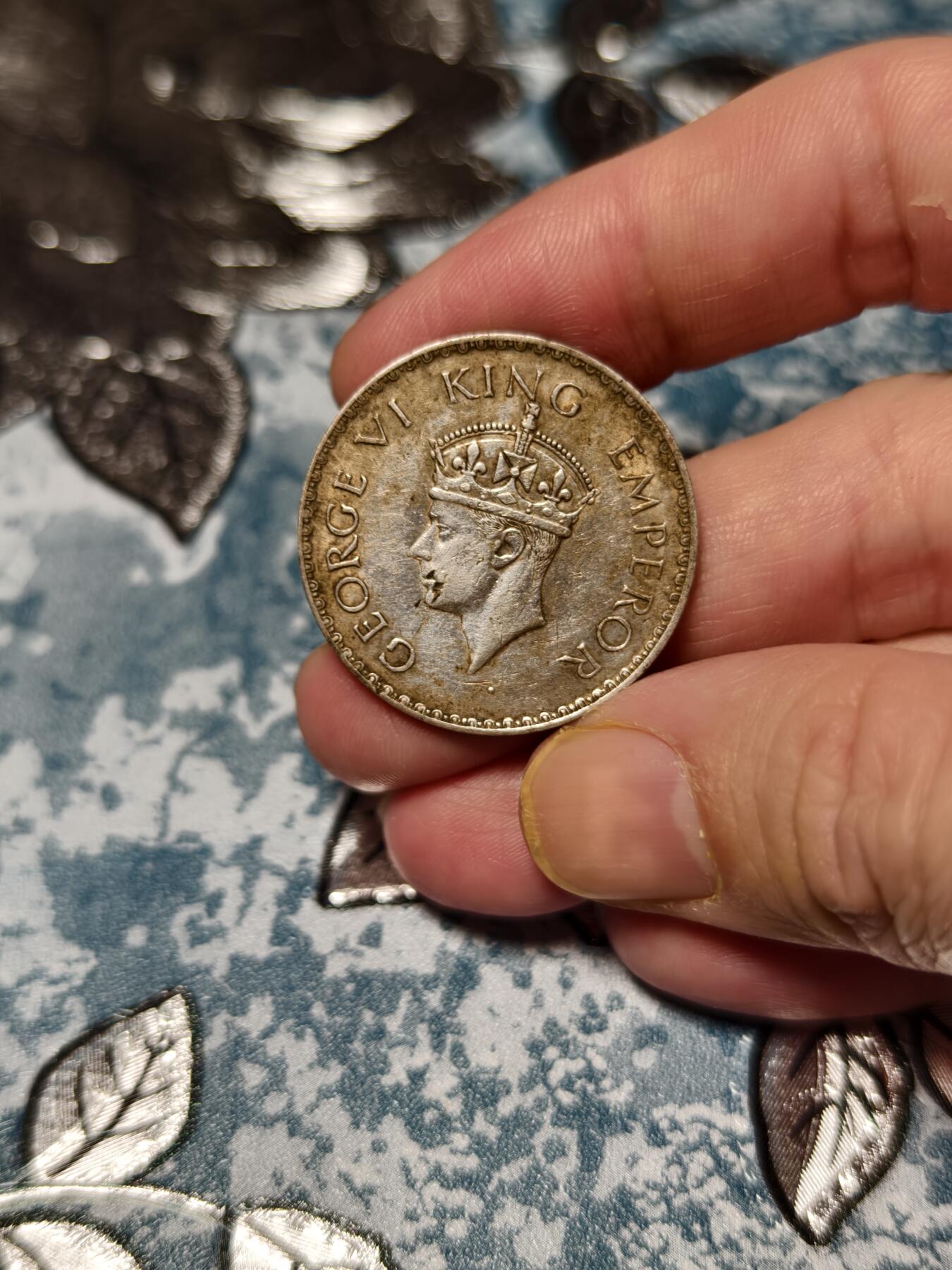 抚柳草堂-第十五期章牌钱币  奖章勋章限时免佣 满百包邮 放漏专场 1940英属印度乔治六世1卢比银币 重11.6g 酱彩包浆老味道