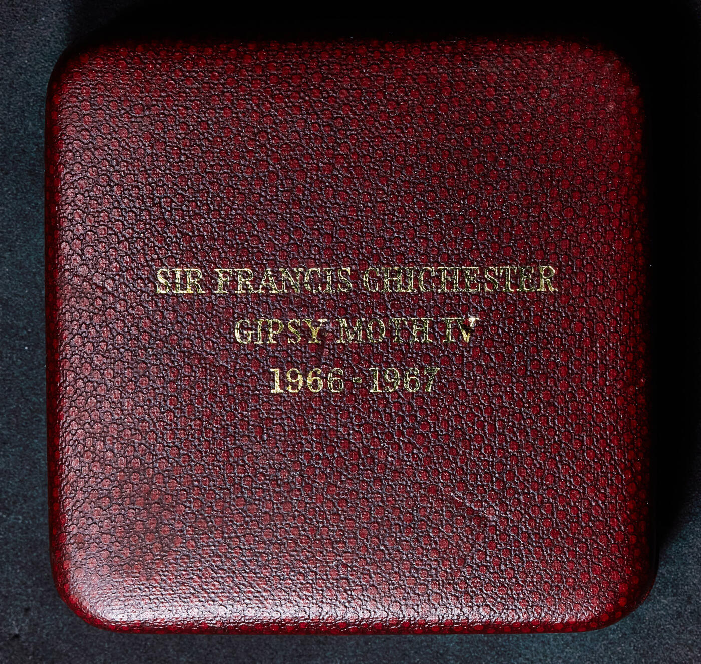 【俄甄集藏】2026年(049)03-18星期三 晚 19:30 全场包邮 英国1967年纪念弗朗西斯·奇切斯特爵士环球航行大银章，原盒证，五彩酱彩老包浆，直径：57mm，重量：75.2克，发行量：1000枚，稀少品种