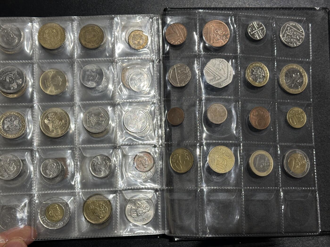 《外钞收藏家》第六百一十六期（精品场）（长期征集拍品、欢迎藏友们联系合作） 硬币收藏册一本 含硬币200多枚一起/成套硬币（欧元英镑加元等都有）