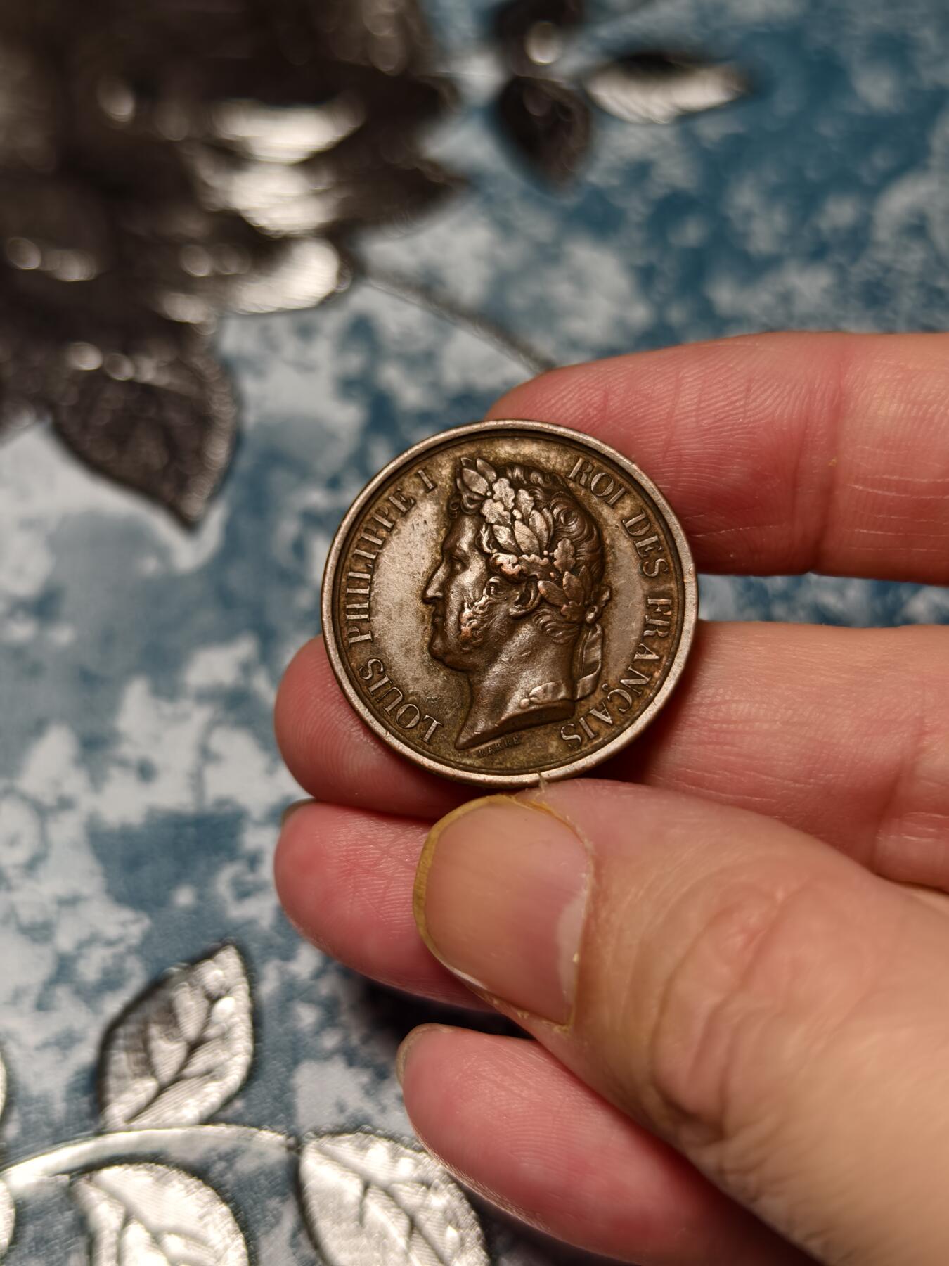 抚柳草堂-第十五期章牌钱币  奖章勋章限时免佣 满百包邮 放漏专场 1842法国路易菲利普儿子奥尔良公爵造像落成纪念铜章 8.7克 26.8mm 手指铜标 该章旨在纪念路易·菲利普一世的长子——奥尔良公爵斐迪南·菲利普（1810–1842）。他是法国七月王朝的王储，以军事才能著称，曾参与比利时战役与阿尔及利亚远征，深受军队拥戴。1842年7月13日，他因马车事故意外身亡，这枚章也是对其军事生涯的致敬与追思。