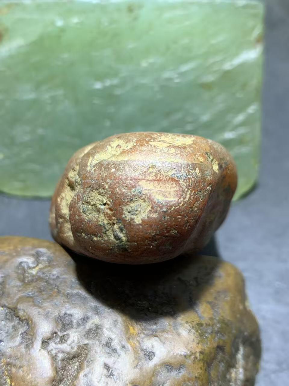 精美红皮红冻料开窗料南红玛瑙原石一颗，