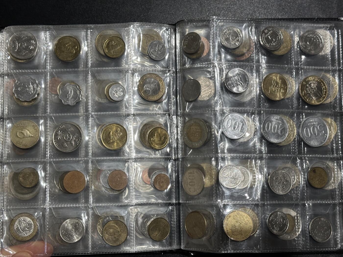 《外钞收藏家》第六百一十六期（精品场）（长期征集拍品、欢迎藏友们联系合作） 硬币收藏册一本 含硬币200多枚一起/成套硬币（欧元英镑加元等都有）