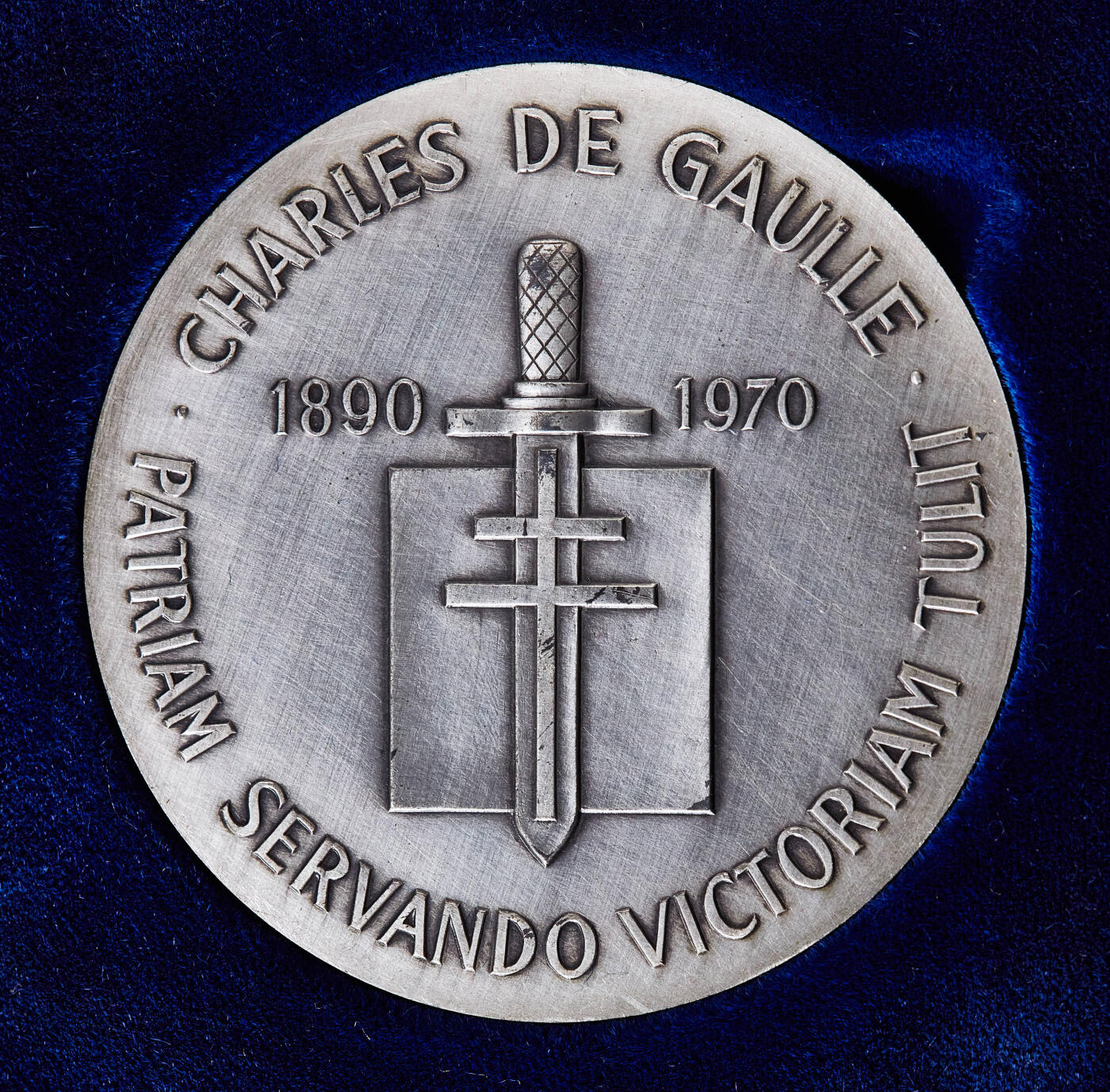 【俄甄集藏】2026年(049)03-18星期三 晚 19:30 全场包邮 法国1971年纪念前总统夏尔·戴高乐逝世大银章，原盒证，直径63mm，重135克，999银