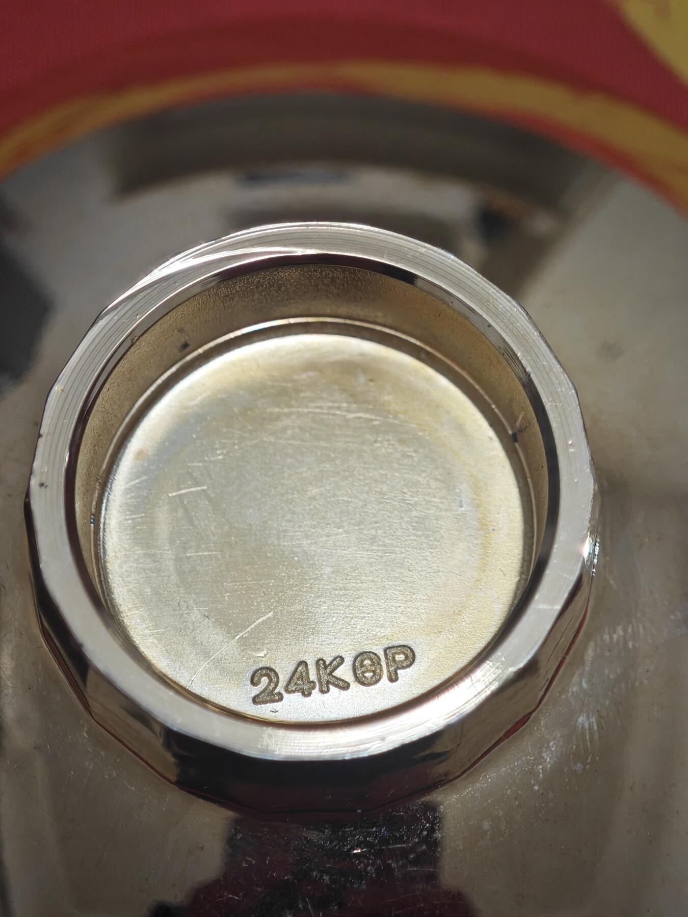 橙子收藏第五期 日本皇室家纹（十六瓣八重表菊纹）的24K镀金酒盏，是近代日本礼仪与工艺文化的典型器物