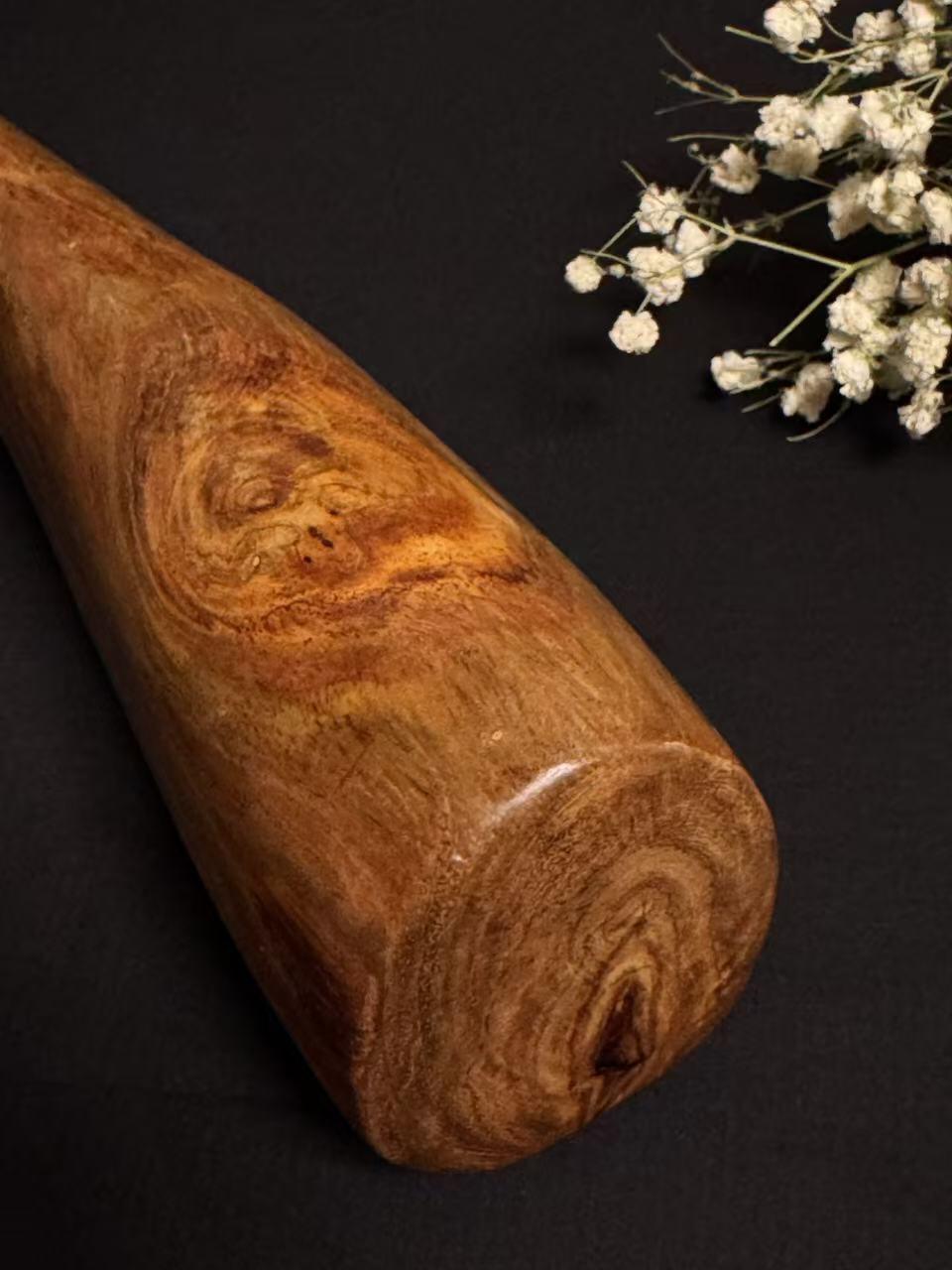 零元拍：NO.21终于在节前收到这批送出去加工的海南黄花梨随型把玩棍横财，这也许就是玩木头的乐趣吧，每一个花纹都独一无二，是自然与匠心的完美邂逅。 它保留了木材最本真的曲线，每一处起伏都像是时光在木头上留下的指纹。尺寸：490/50/55MM