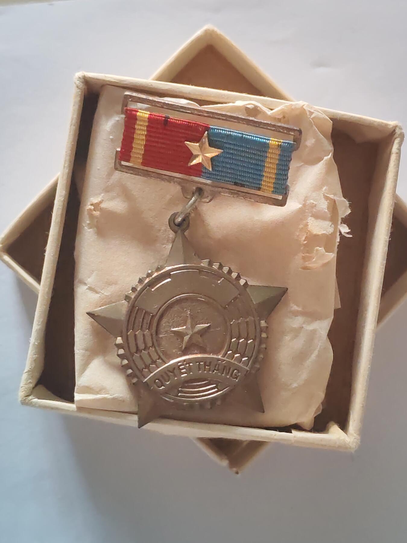 韵星假日军品类拍卖第45期 -- Rimey Holidays Militaria Auction 45 越南南方共和国（越共）二级决胜奖章带原盒原出生纸越战战时 铜制 后面不再生产