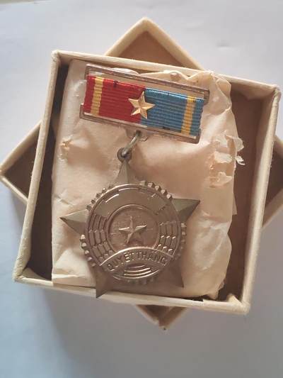 韵星假日军品类拍卖第45期 -- Rimey Holidays Militaria Auction 45 - 越南南方共和国（越共）二级决胜奖章带原盒原出生纸越战战时 铜制 后面不再生产