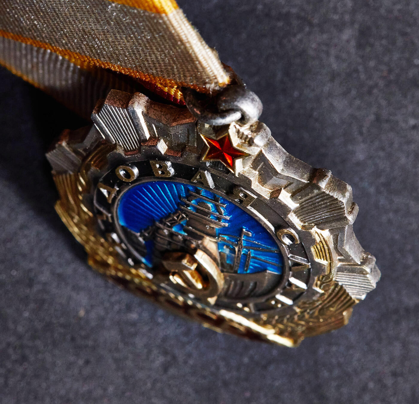 【俄甄集藏】2026年(049)03-18星期三 晚 19:30 全场包邮 苏联二级劳动光荣勋章，银质局部镀金珐琅，全品，32148号，章体直径：40mm，绶带+勋章总重量：45克