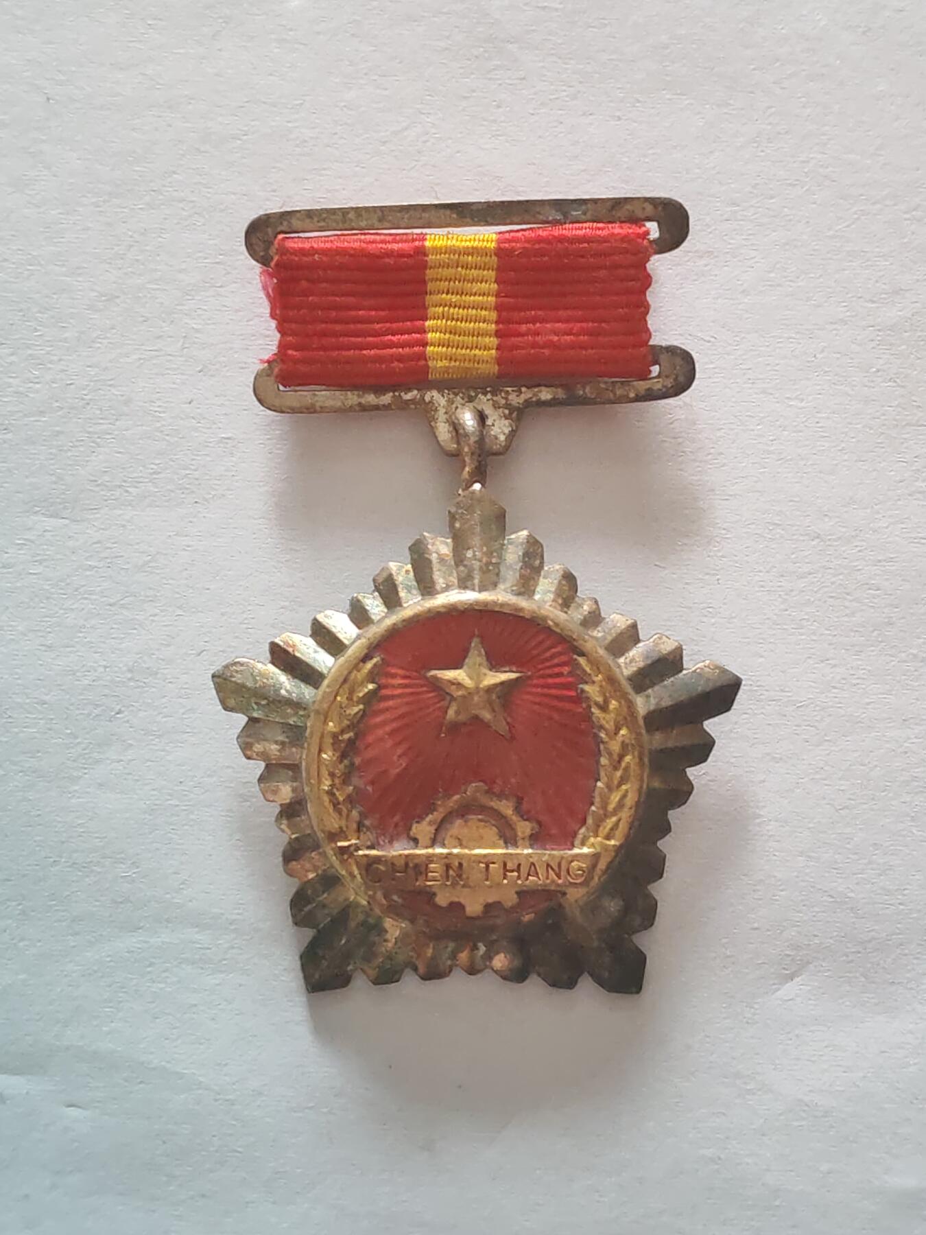 韵星假日军品类拍卖第45期 -- Rimey Holidays Militaria Auction 45 越南民主共和国（北越）越战战时 一级战胜奖章 铜镀金 非后期铝 少有的带珐琅章 颁发给军官