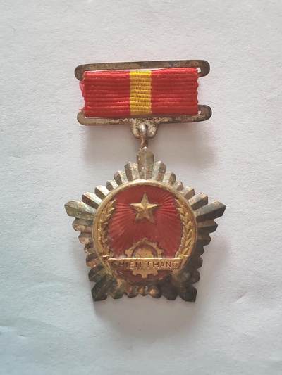 韵星假日军品类拍卖第45期 -- Rimey Holidays Militaria Auction 45 - 越南民主共和国（北越）越战战时 一级战胜奖章 铜镀金 非后期铝 少有的带珐琅章 颁发给军官