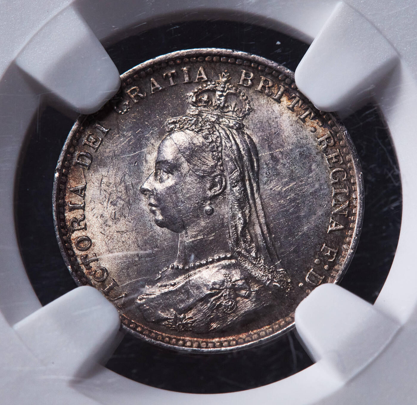 【俄甄集藏】2026年(049)03-18星期三 晚 19:30 全场包邮 英国1887年维多利亚高冠3便士银币，NGC MS62，黄油五彩转光品相