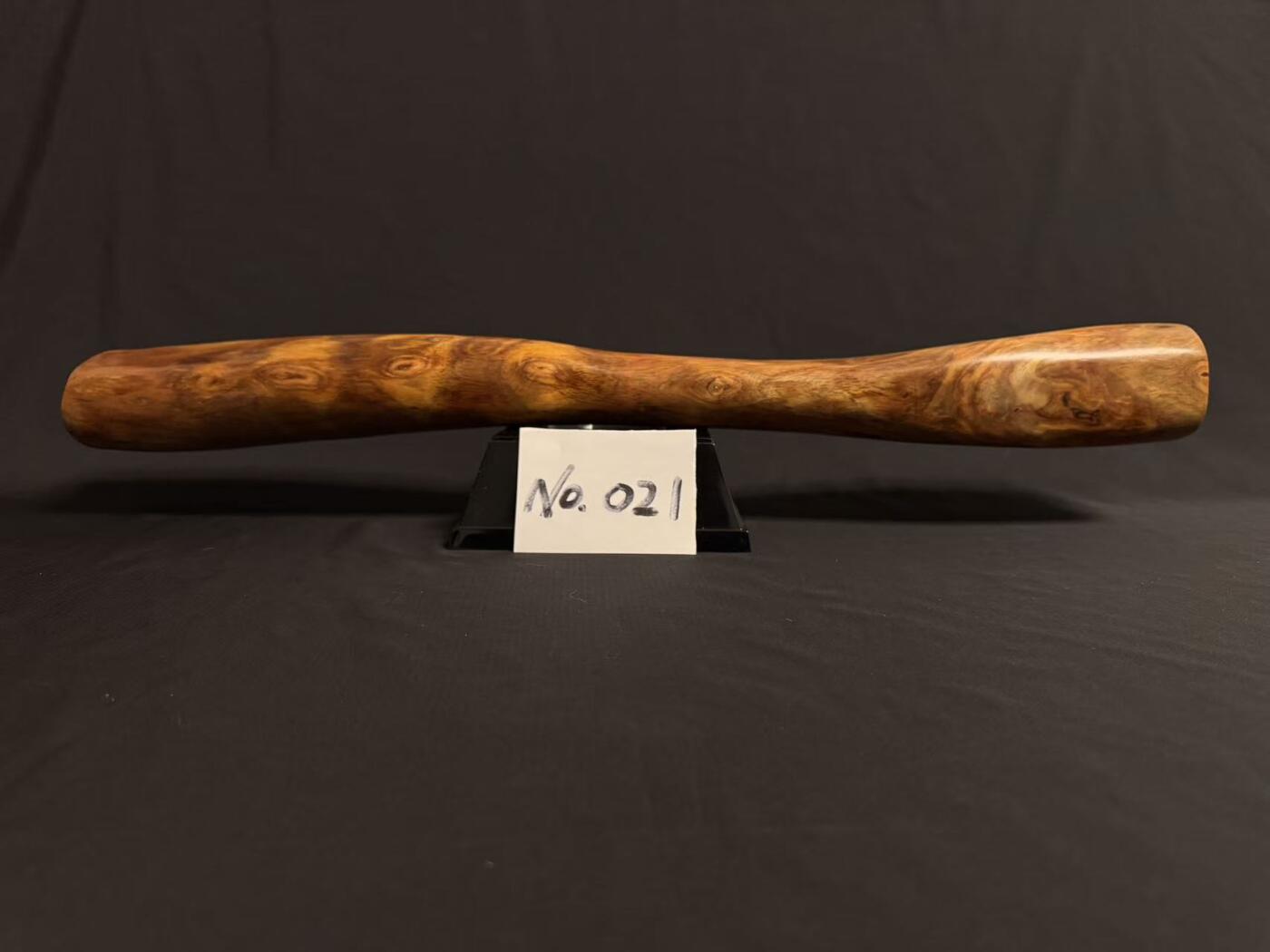 零元拍：NO.21终于在节前收到这批送出去加工的海南黄花梨随型把玩棍横财，这也许就是玩木头的乐趣吧，每一个花纹都独一无二，是自然与匠心的完美邂逅。 它保留了木材最本真的曲线，每一处起伏都像是时光在木头上留下的指纹。尺寸：490/50/55MM