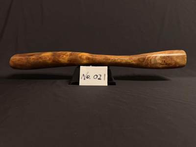 零元拍：NO.21终于在节前收到这批送出去加工的海南黄花梨随型把玩棍横财，这也许就是玩木头的乐趣吧，每一个花纹都独一无二，是自然与匠心的完美邂逅。 它保留了木材最本真的曲线，每一处起伏都像是时光在木头上留下的指纹。尺寸：490/50/55MM - 零元拍：NO.21终于在节前收到这批送出去加工的海南黄花梨随型把玩棍横财，这也许就是玩木头的乐趣吧，每一个花纹都独一无二，是自然与匠心的完美邂逅。 它保留了木材最本真的曲线，每一处起伏都像是时光在木头上留下的指纹。尺寸：490/50/55MM