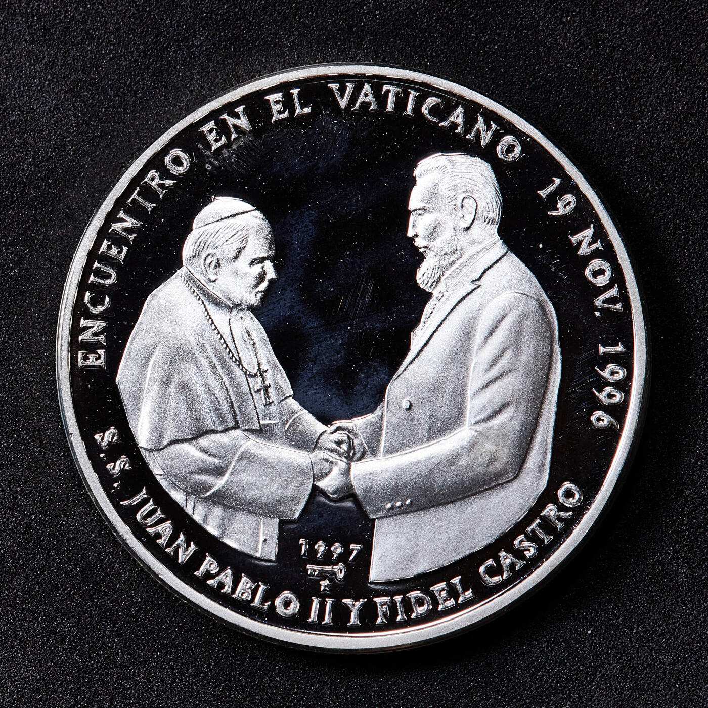 【俄甄集藏】2026年(049)03-18星期三 晚 19:30 全场包邮 古巴1997年纪念卡斯特罗访问梵蒂冈同教皇保罗二世会见10比索精制大银币，重31.1克，999银，发行量10000枚