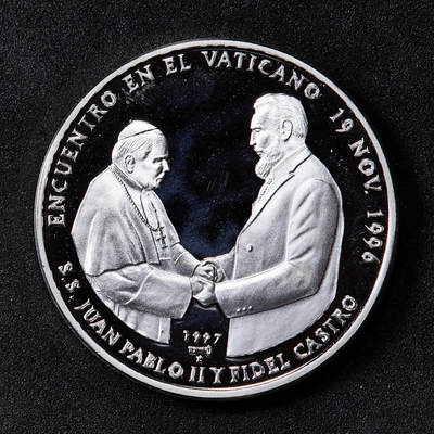 【俄甄集藏】2026年(049)03-18星期三 晚 19:30 全场包邮 - 古巴1997年纪念卡斯特罗访问梵蒂冈同教皇保罗二世会见10比索精制大银币，重31.1克，999银，发行量10000枚