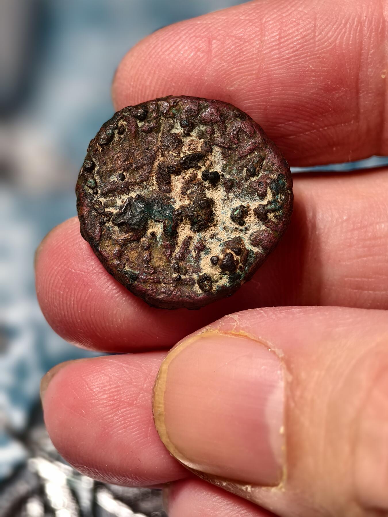 抚柳草堂-第十五期章牌钱币  奖章勋章限时免佣 满百包邮 放漏专场 公元1世纪末至2世纪初 贵霜王朝无名王索特·美加斯铜币（四德拉克马型）“无名王”索特·美加斯是贵霜帝国早期的重要君主，他统一了中亚各部，为后来贵霜帝国的鼎盛奠定了基础。这枚钱币上的希腊化风格头像与中亚王徽，正是贵霜文化融合东西方元素的生动体现 