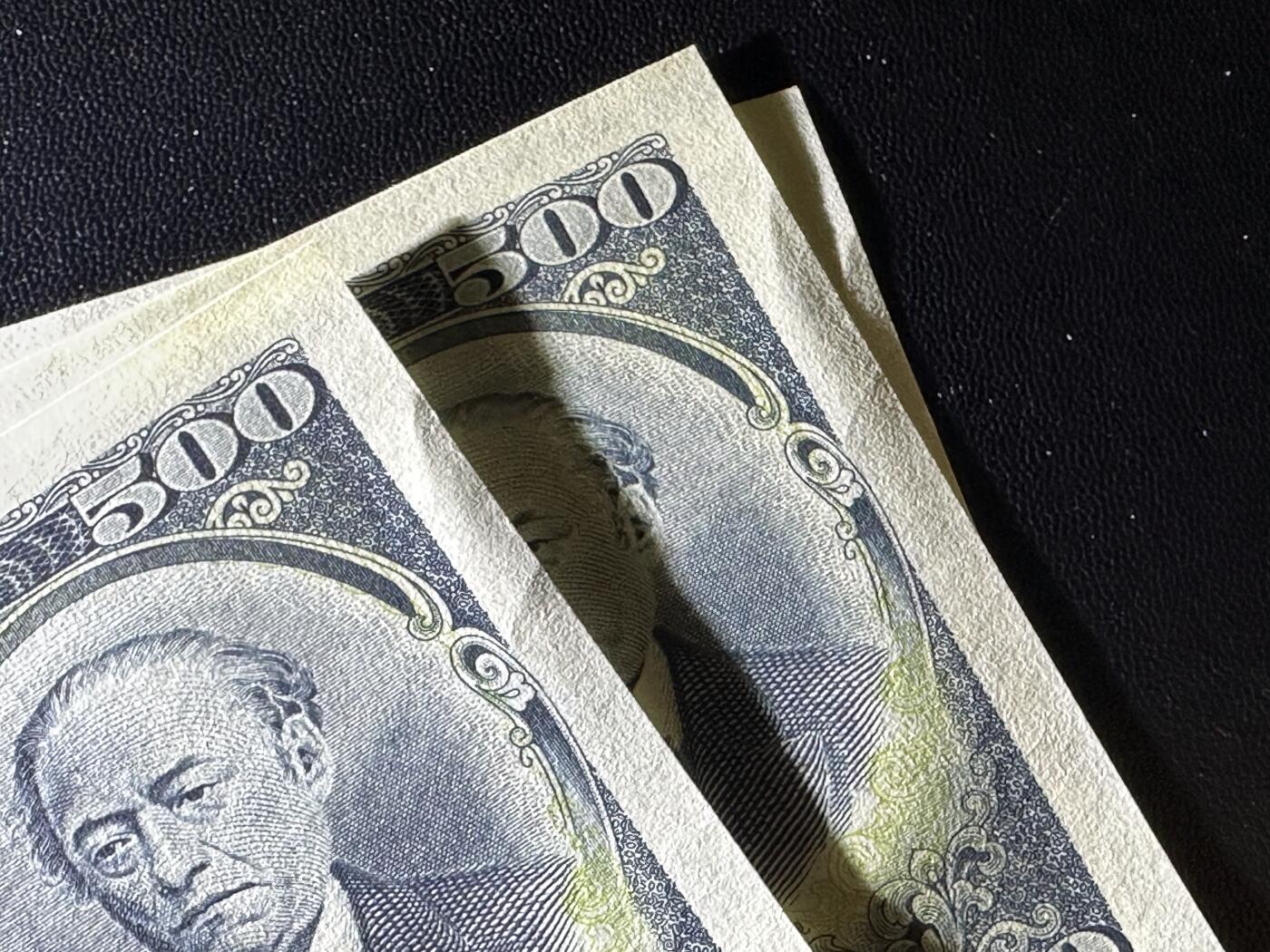 《外钞收藏家》第六百一十六期（精品场）（长期征集拍品、欢迎藏友们联系合作） 日本银行券500元 五张一起 全新不绝 一张角疑似有折 其他边角轻微不绝有痕