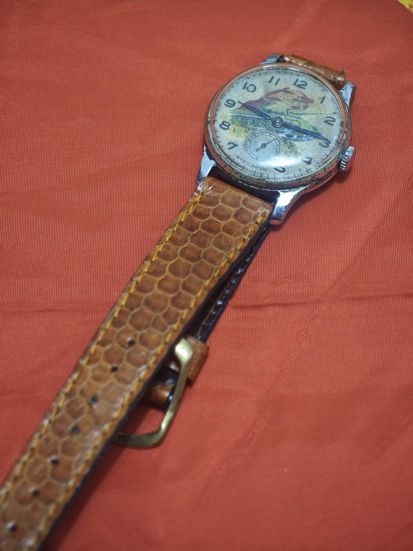 橙子收藏第五期 一枚苏联“胜利”牌（Победа）手绘T34坦克手动机械腕表(可走针），1952年家人送儿子的生日礼物。，由苏联莫斯科第一基洛夫钟表厂制造，是兼具战争纪念意义与家庭情感的珍贵藏品