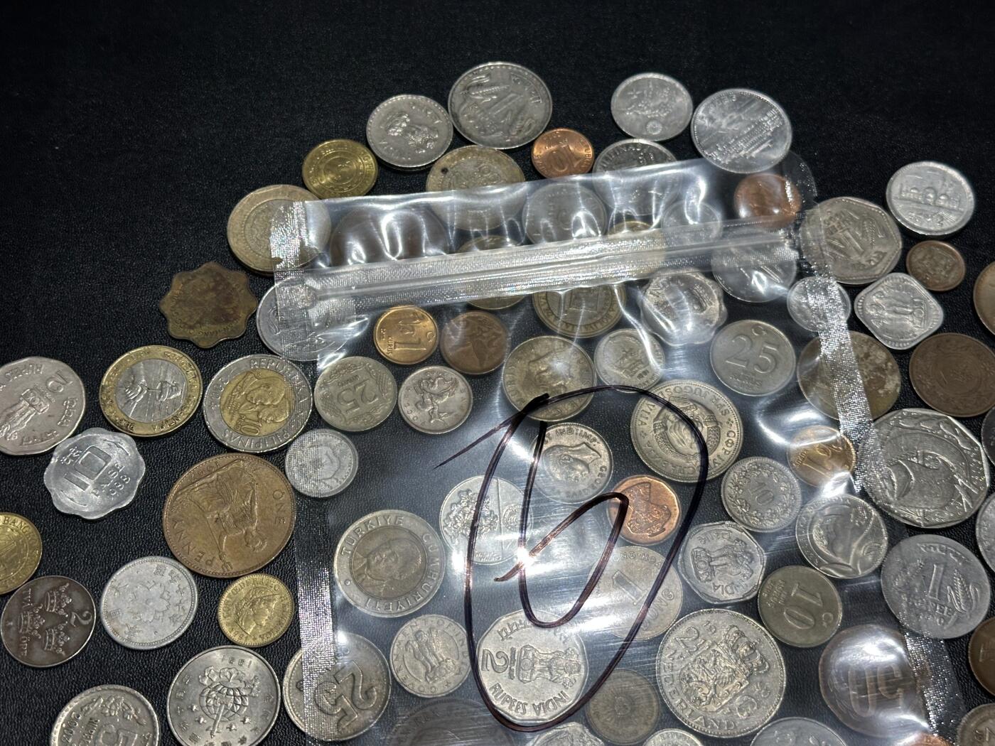 《外钞收藏家》第六百一十六期（精品场）（长期征集拍品、欢迎藏友们联系合作） 硬币包6号 几十枚一起