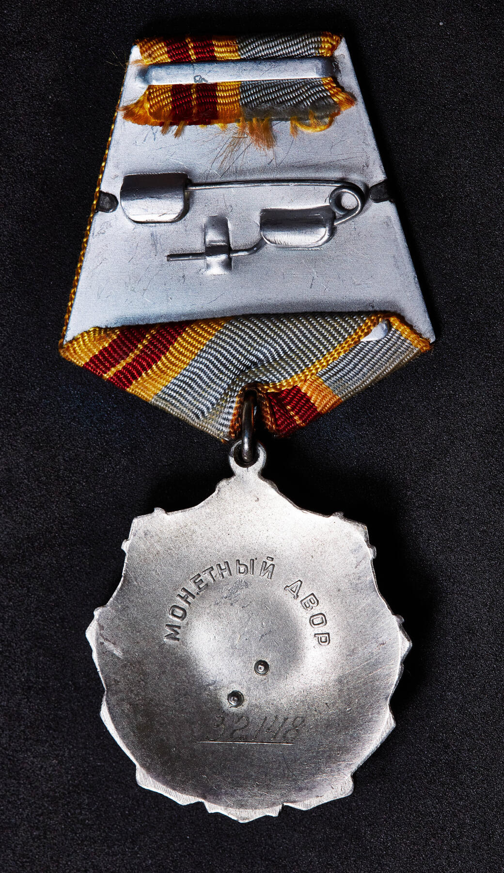 【俄甄集藏】2026年(049)03-18星期三 晚 19:30 全场包邮 苏联二级劳动光荣勋章，银质局部镀金珐琅，全品，32148号，章体直径：40mm，绶带+勋章总重量：45克