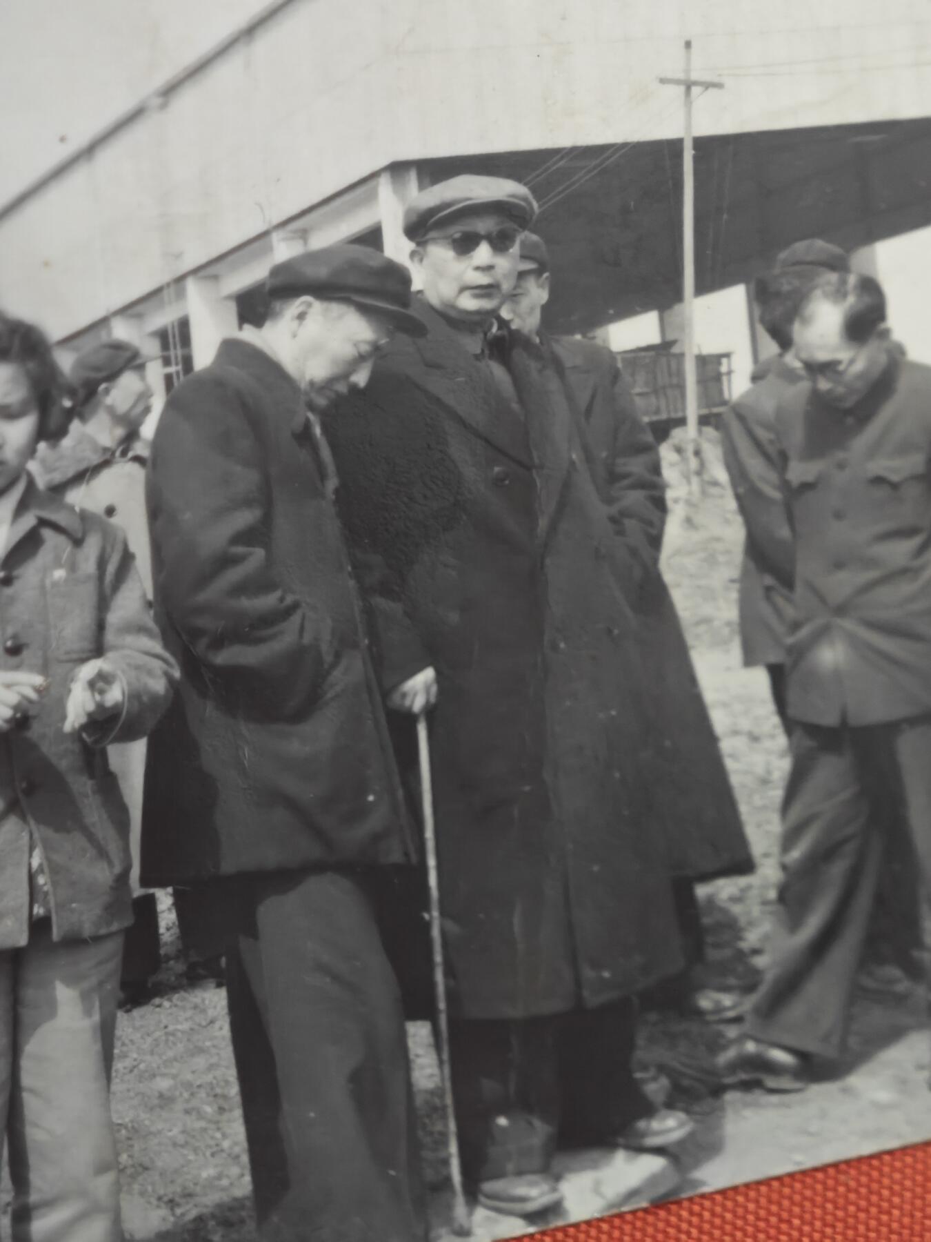 橙子收藏第五期 陈毅元帅视察工业建设老照片   这张珍贵的黑白老照片，定格了中华人民共和国十大元帅之一、伟大的无产阶级革命家、军事家、外交家陈毅元帅，在建国后深入基层、视察国家工业建设一线的历史瞬间。