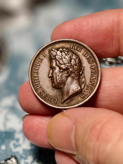 抚柳草堂-第十五期章牌钱币  奖章勋章限时免佣 满百包邮 放漏专场 - 1842法国路易菲利普儿子奥尔良公爵造像落成纪念铜章 8.7克 26.8mm 手指铜标 该章旨在纪念路易·菲利普一世的长子——奥尔良公爵斐迪南·菲利普（1810–1842）。他是法国七月王朝的王储，以军事才能著称，曾参与比利时战役与阿尔及利亚远征，深受军队拥戴。1842年7月13日，他因马车事故意外身亡，这枚章也是对其军事生涯的致敬与追思。