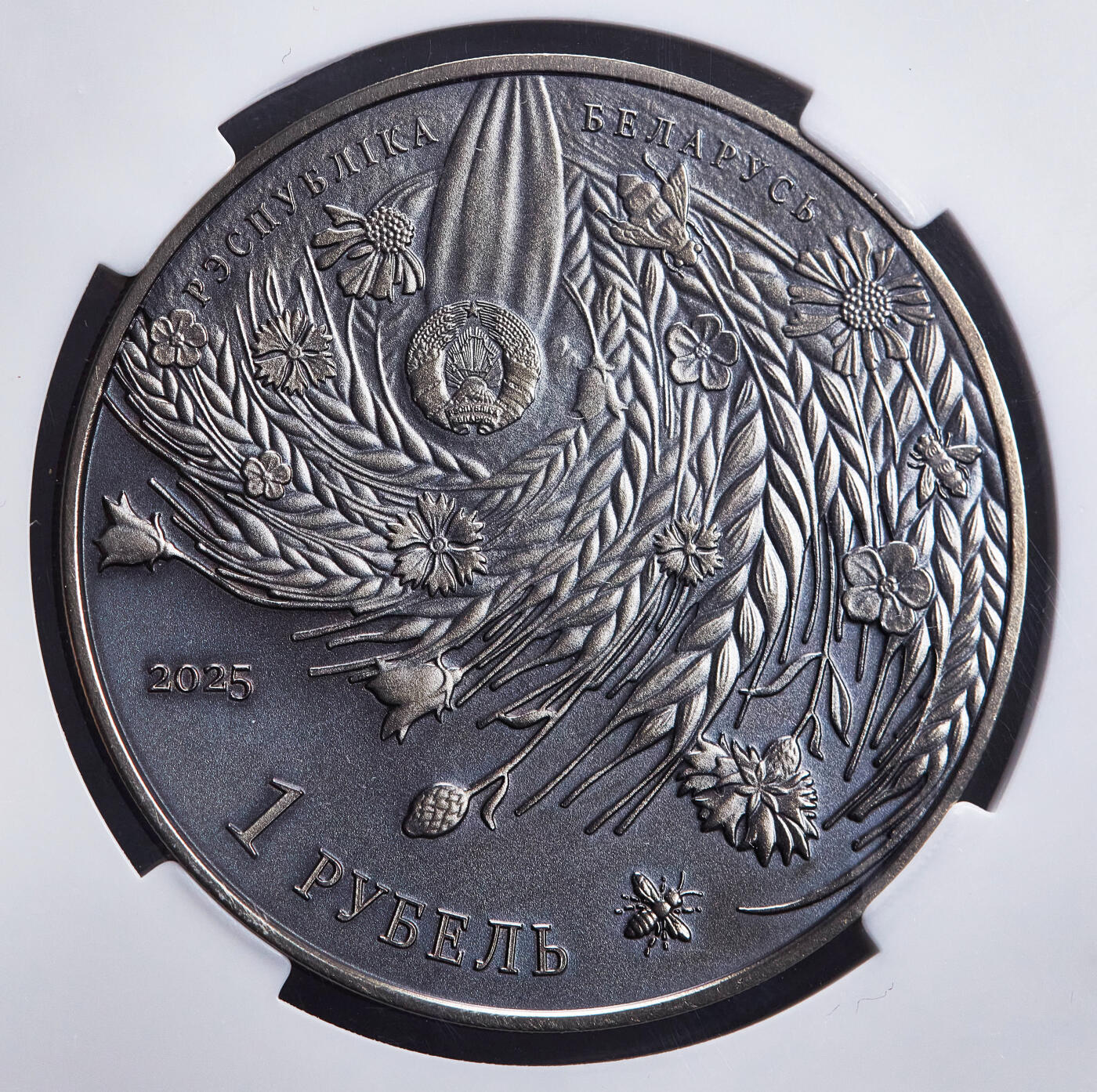 【俄甄集藏】2026年(049)03-18星期三 晚 19:30 全场包邮 白俄罗斯2025年纪念世界反法西斯胜利80周年1卢布仿古纪念币，信泰 MS69，热门品种，康乃馨的红色点睛之笔，直径50mm，重57克，发行量5000枚
